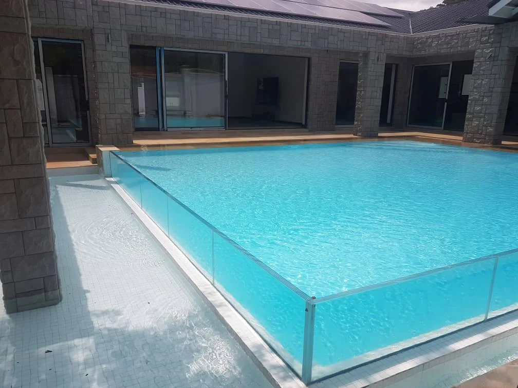 Glass pool balustrade