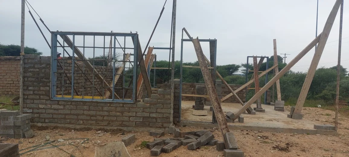 Masonry with temporary bracing
